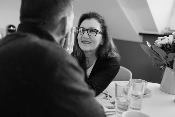 Sabine Lahme ist Inhaberin der Lebens-Linie | Beratung - Coaching - Wandel. Düsseldorfs erste Adresse für Paar- und Eheberatung, Beziehungs-Coaching und Mediation. – Echte Gefühle erkennen.