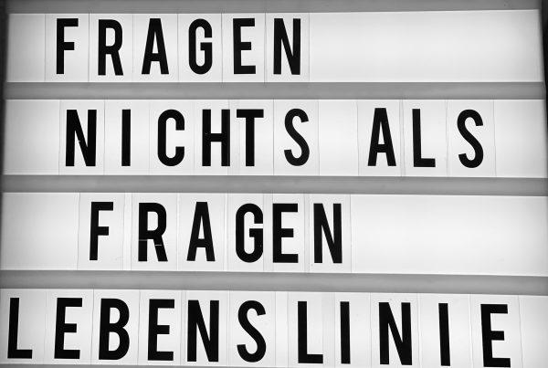Sabine Lahme ist Inhaberin der Lebens-Linie. Düsseldorfs erste Adresse für Paar- und Eheberatung, Mediation sowie Beziehungs-Coaching – Fragen, nichts als Fragen