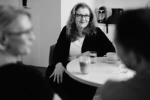 Sabine Lahme im Gespräch mit einem Paar bei der Paartherapie - humorvoll und inspirierende Gespräche -Anleitung in die Tiefe zu schauen