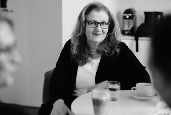 Sabine Lahme im Gespräch mit einem Paar bei der Paartherapie-empathisches zuhören, konkretes hinterfrage, anleiten, Impulse geben. Zum Nachdenken anregen um dann Lösungen zu entwickeln. Das ist der Weg von Sabine Lahme inhaberin der Lebens-Linie, der beste Weg zur erfolgreichen Paartherapie