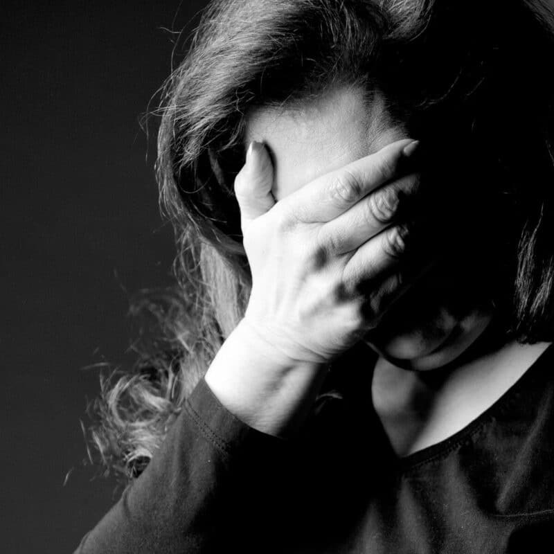 alte Wunden in Beziehungen haben starke emotionale Auswirkungen. Verzweifelung