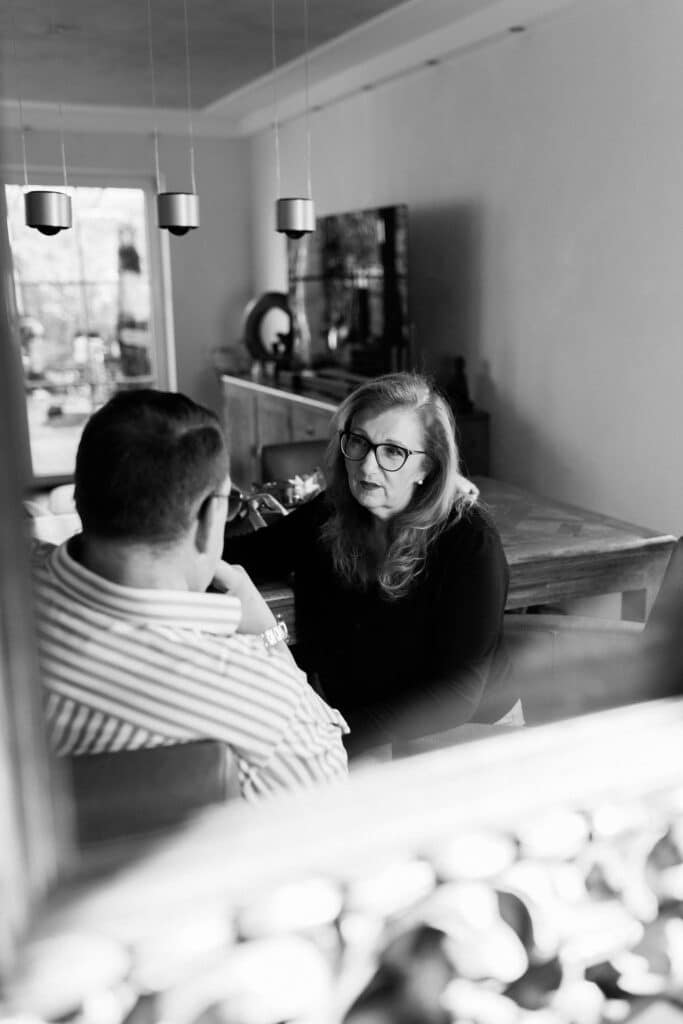 fremdgehen verarbeiten. tiefe und ehrliche Gespräche sowie professionelle Beratung helfen dabei. Lebens-Linie Sabine Lahme in Düsseldorf ist speziealisiert auf alle Fragen der Beziehungs-Dynamik