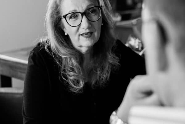 Paar in einer schwierigen Phase spricht miteinander, um ihre Verbindung auszubauen.