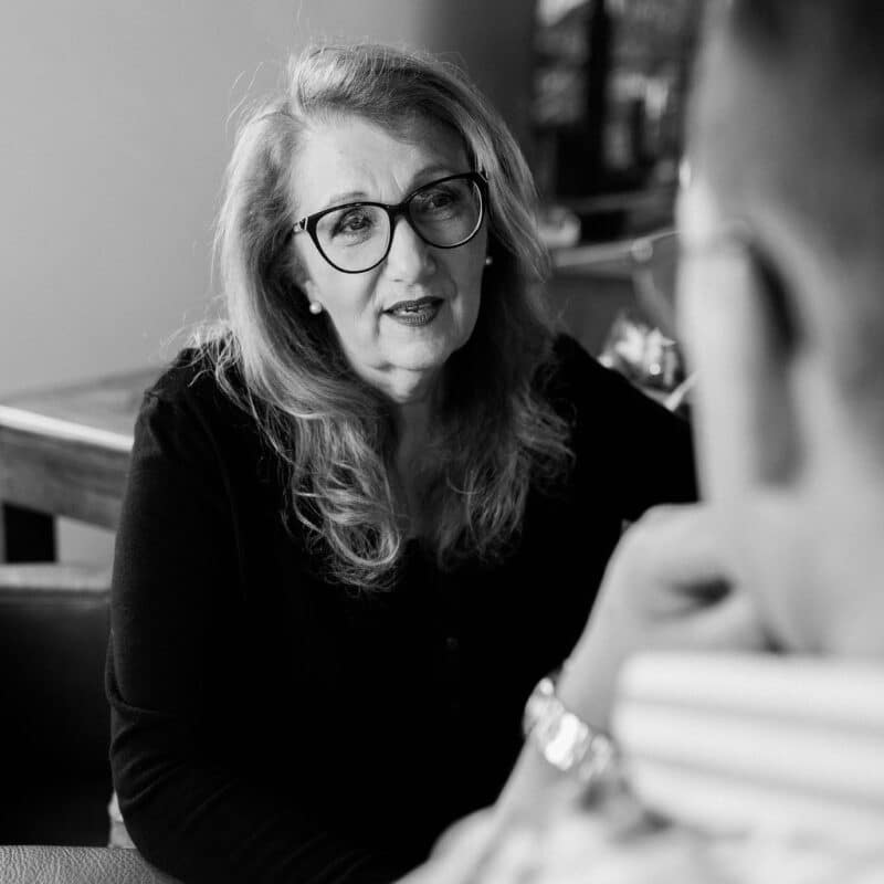 Paar in einer schwierigen Phase spricht miteinander, um ihre Verbindung auszubauen.