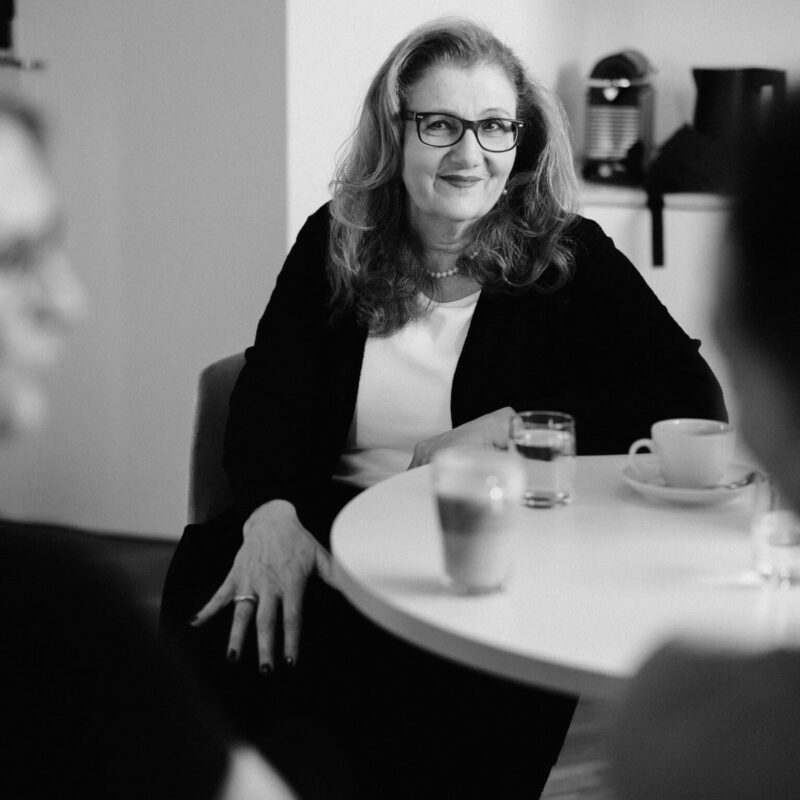 Paarberatung Düsseldorf Sabine Lahme im Gespräch in ihren Räumen in Düsseldorf